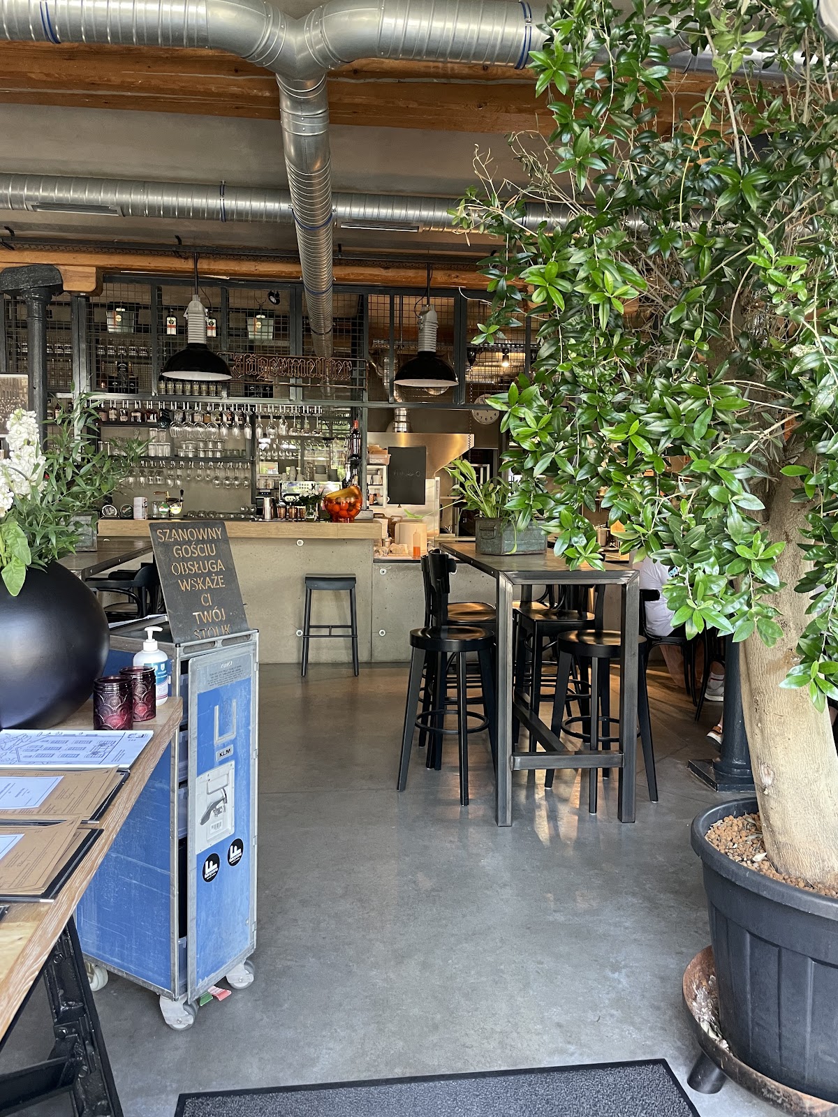 Wnętrze restauracji Fabryczna Kuchnia w Zduńskiej Woli - cegła, stal, ciepłe światło